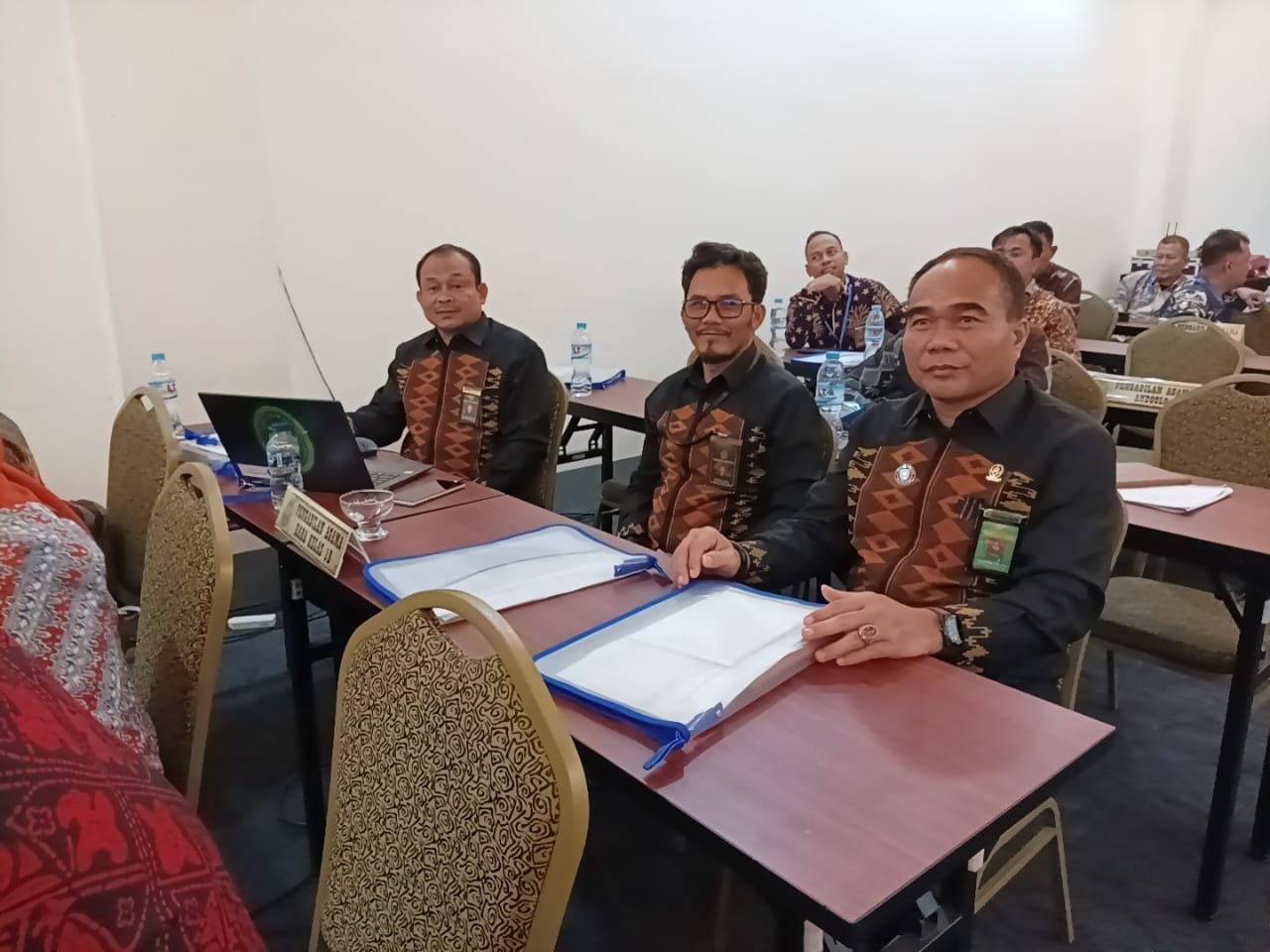 Kepaniteraan Jajaran kepaniteraan PA Raha saat mengikuti bimtek kepaniteraan se-wilayah PTA Kendari